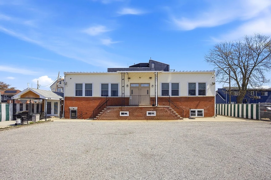 Primary Photo Of 1 Merit Ct, Brooklyn Marina For Sale