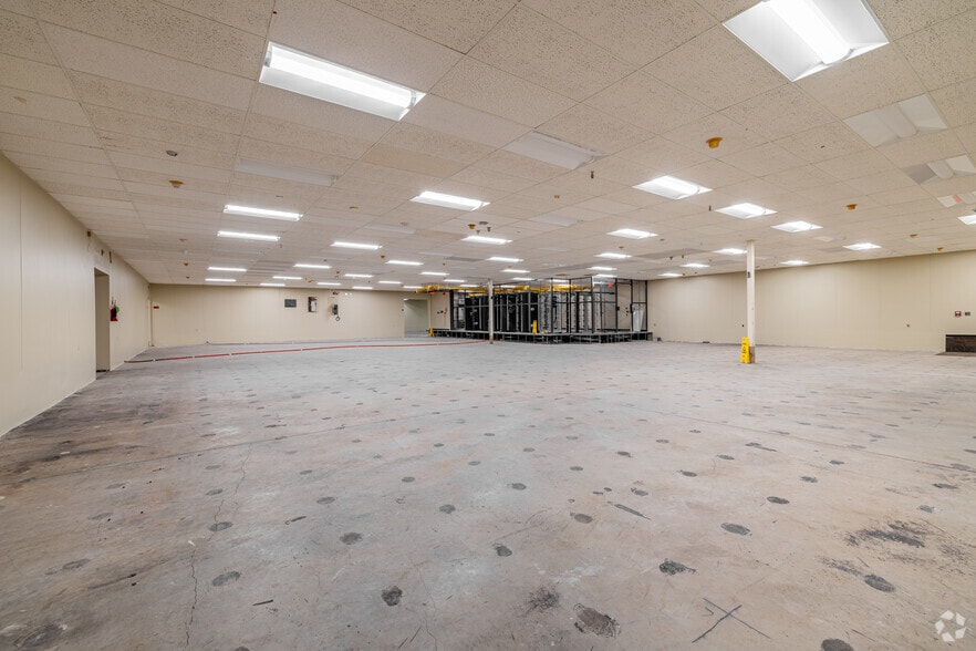 More Photos Of 2947 Executive Blvd, Mesquite Manufacturing For Sale