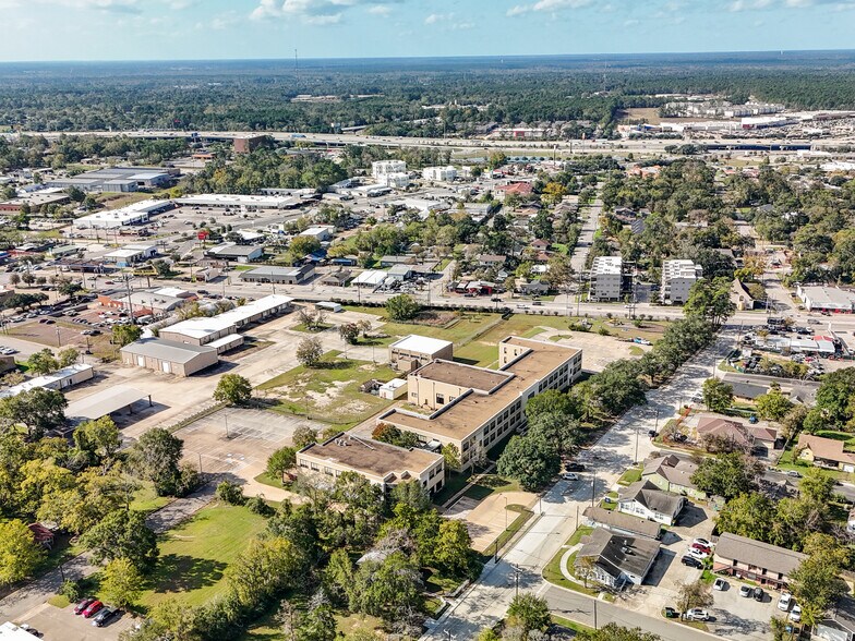 More Photos Of 601 W Lewis St, Conroe Flex For Sale