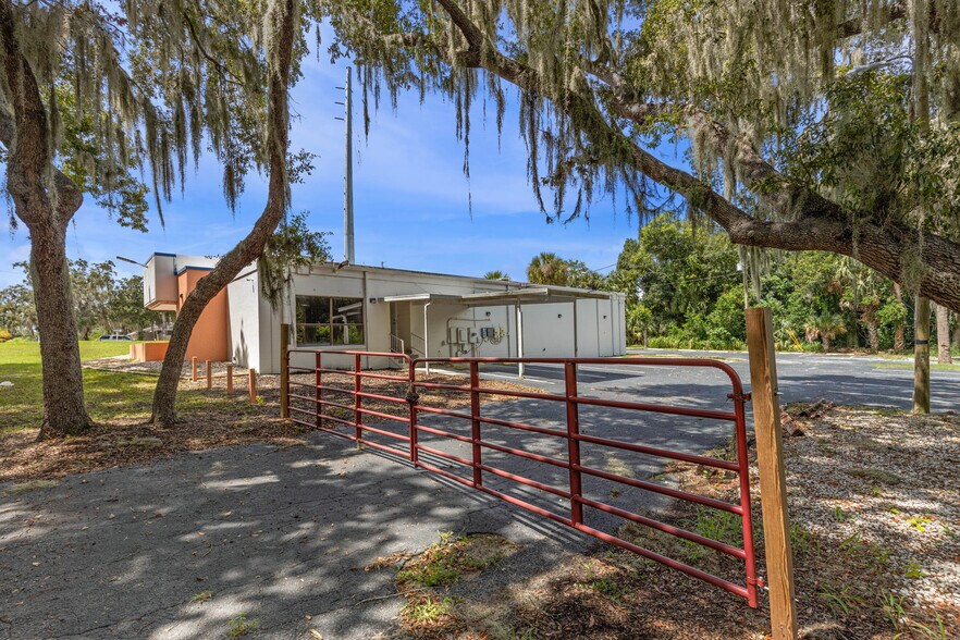More Photos Of 901 N Grove St, Eustis Office For Sale