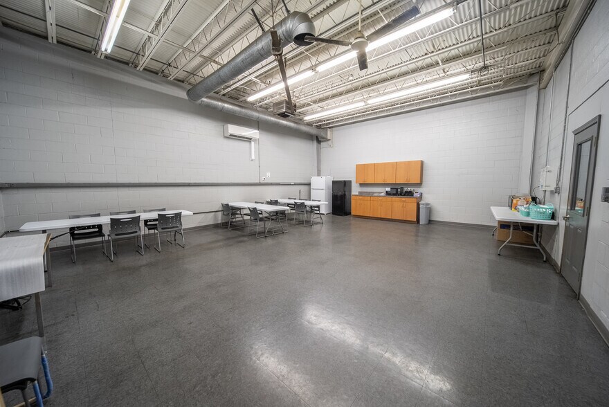 More Photos Of 2100 Cedar St, Fremont Distribution For Lease