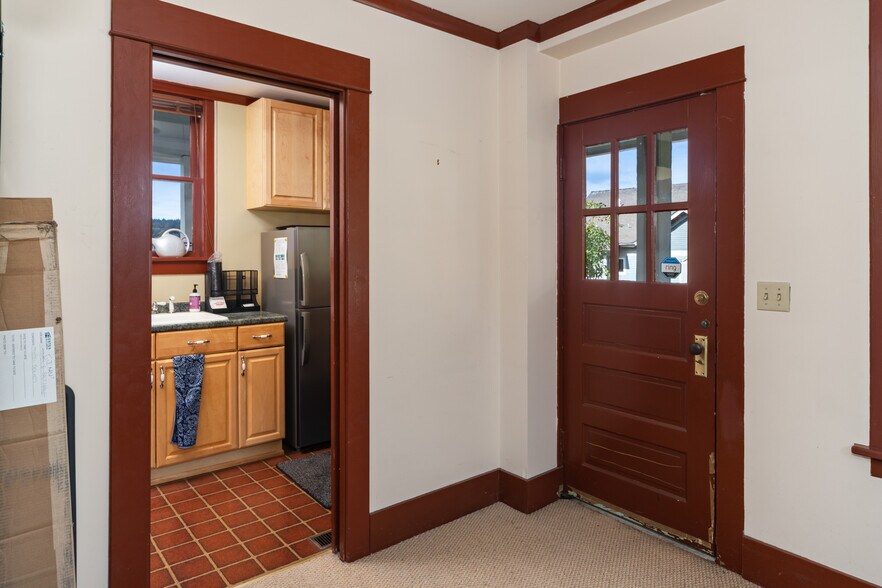 More Photos Of 19679 Front St, Poulsbo Office For Sale