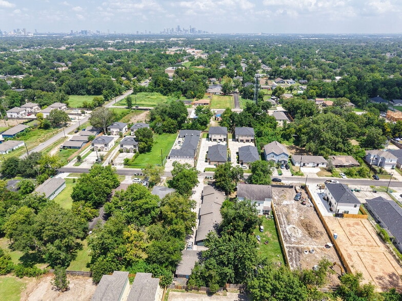 More Photos Of 5022 Mallow St, Houston Apartments For Sale