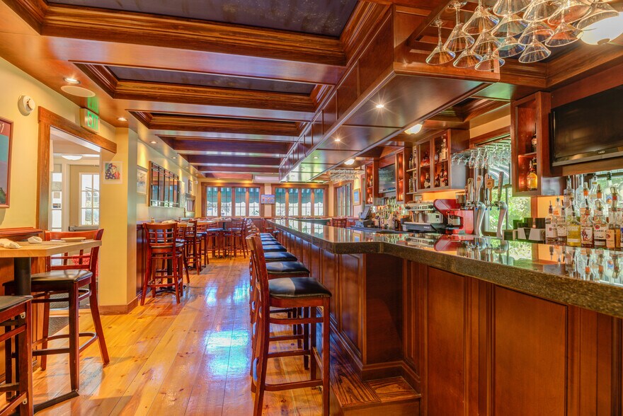 More Photos Of 200 Shore Rd, Ogunquit Restaurant For Sale