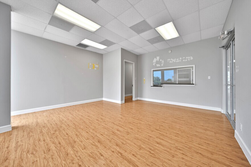 More Photos Of 6430 Hillcroft Ave, Houston Office For Sale