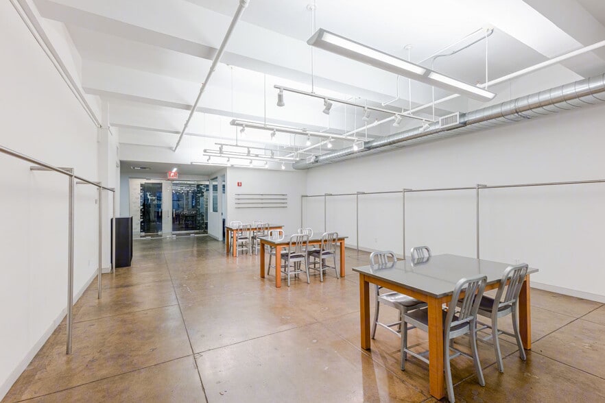 More Photos Of 525 Seventh Ave, New York Office For Lease