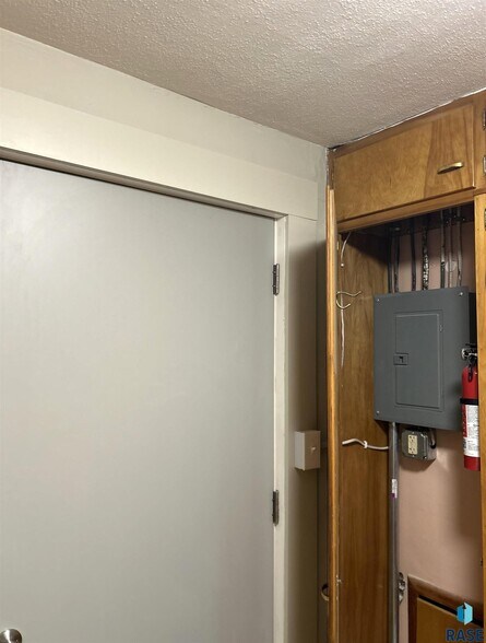 More Photos Of 118 N Broadway Ave, Miller General Retail For Sale