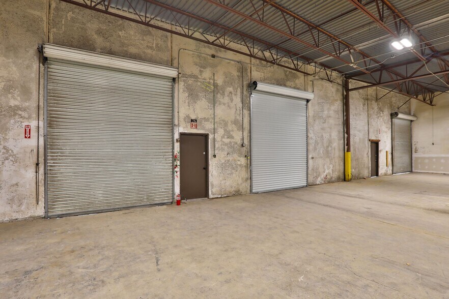 More Photos Of 4727-4751 Center Park Blvd, San Antonio Manufacturing For Lease