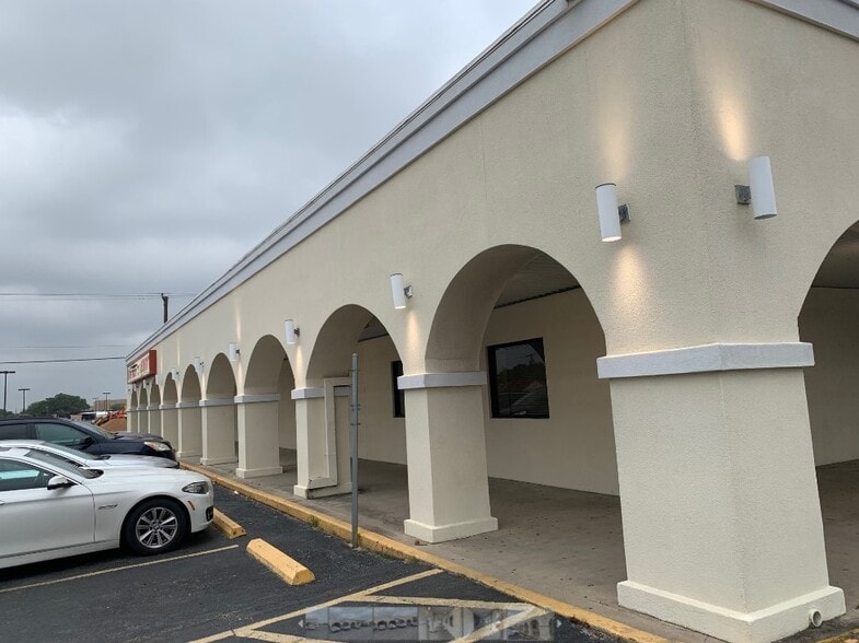 More Photos Of 1113 E Sinton St, Sinton Storefront For Lease