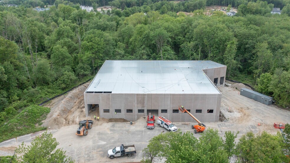 More Photos Of 113 Silvermine Rd, Brookfield Warehouse For Lease