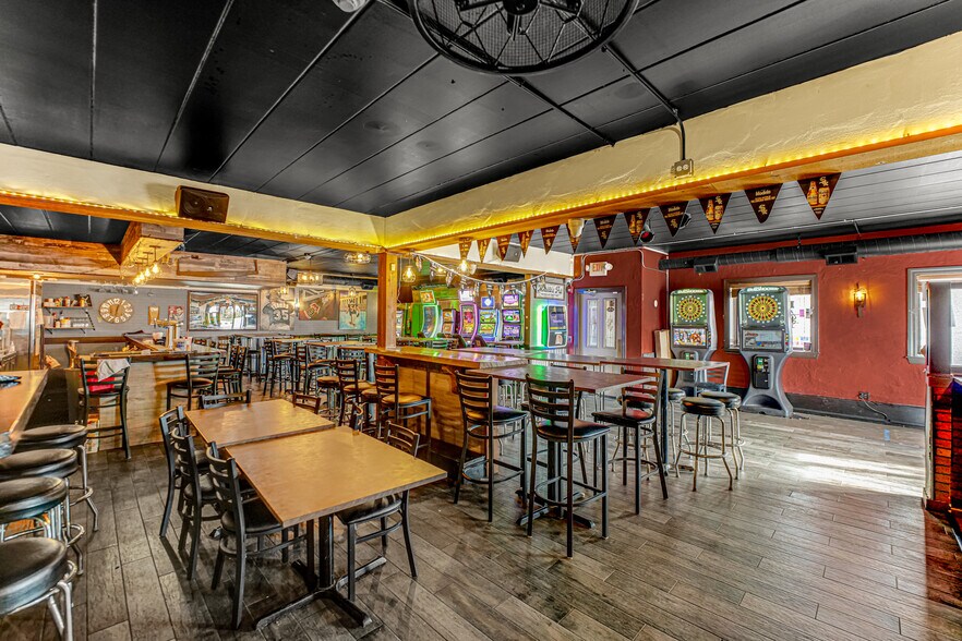 More Photos Of 6906 W 111th St, Worth Bar For Sale