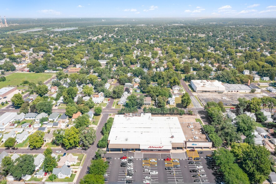 More Photos Of 1001 Court St, Pekin General Retail For Sale