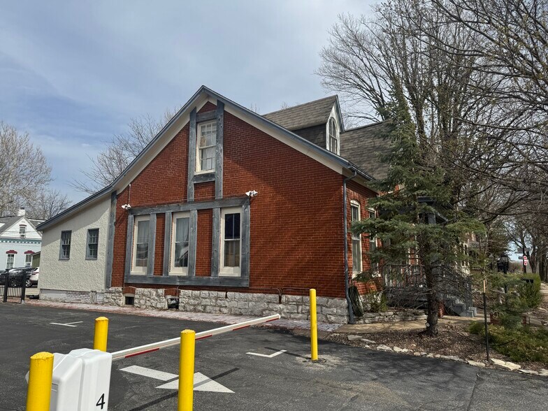 More Photos Of 408 Jefferson St, Saint Charles Office For Sale