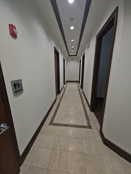 More Photos Of 134 S Dixie Hwy, Hallandale Beach Office For Lease