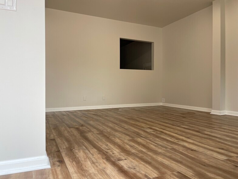 More Photos Of 517 N Lake Ave, Twin Lakes Showroom For Lease