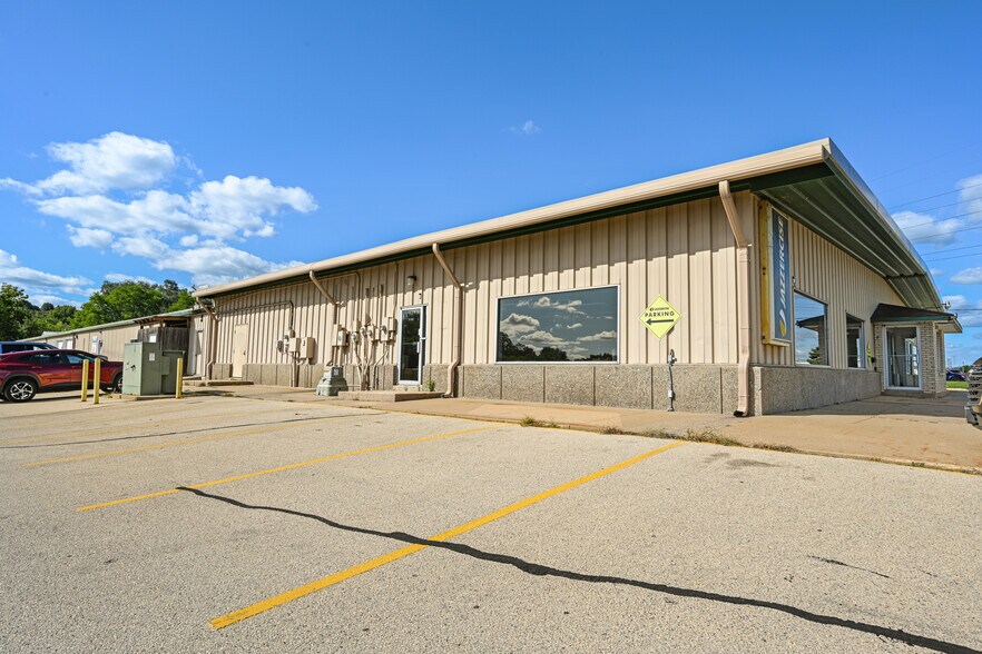 More Photos Of 2095 Kerper Blvd, Dubuque General Retail For Lease