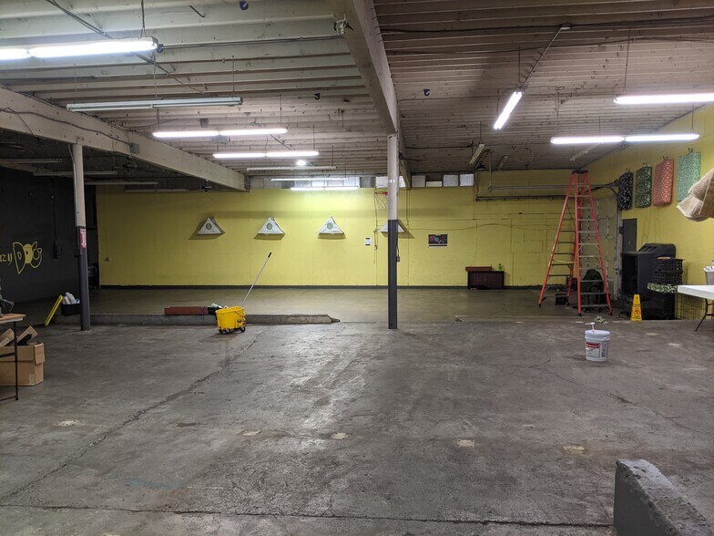 More Photos Of 3300-3310 Wallingford Ave N, Seattle Warehouse For Lease