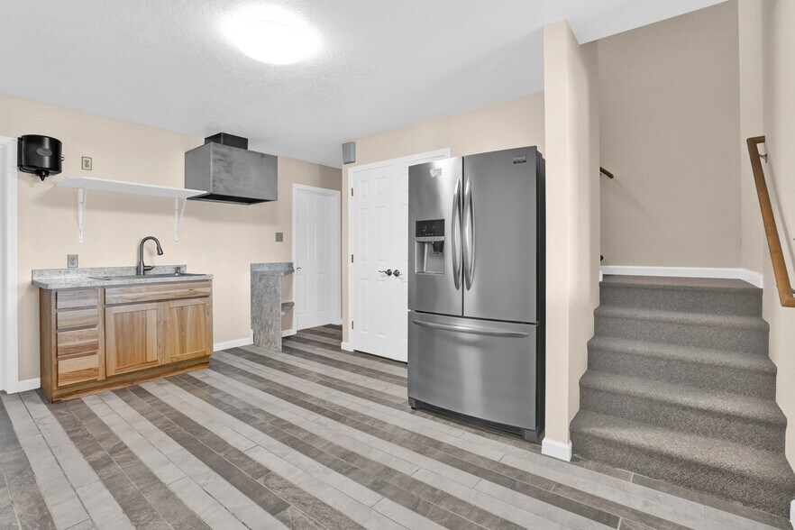 More Photos Of 12 Dracut Hill Rd, Vaughn Industrial For Sale