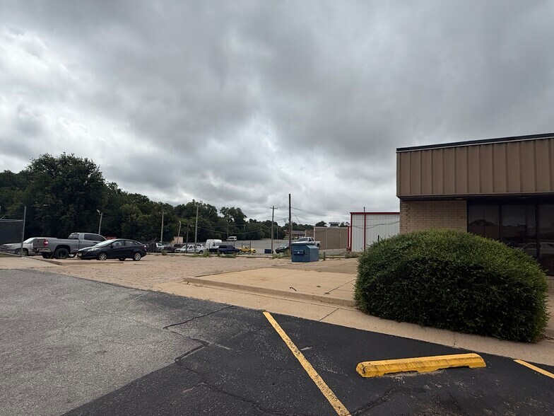 More Photos Of 1214 N Highway 81, Duncan Office For Lease