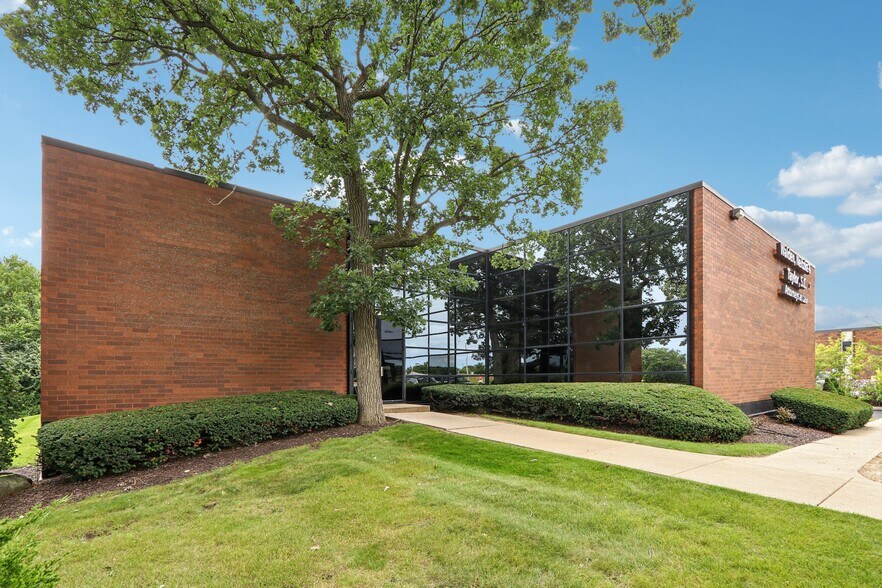More Photos Of 707 W Moreland Blvd, Waukesha Office For Sale
