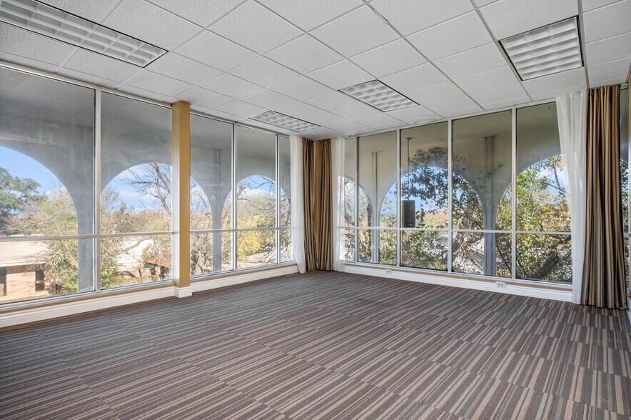 More Photos Of 8100 Broadway St, San Antonio Office For Sale