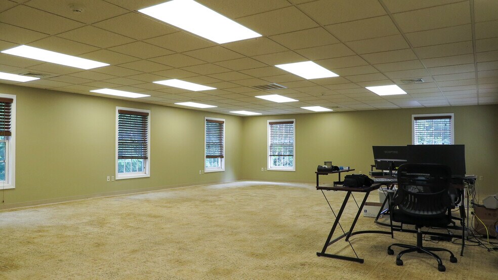 More Photos Of 360 State Route 101, Bedford Medical For Lease