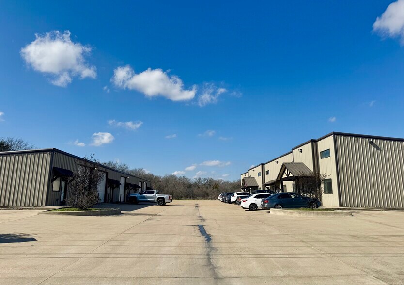 More Photos Of 5552 Raymond Stotzer Pky, College Station Warehouse For Lease