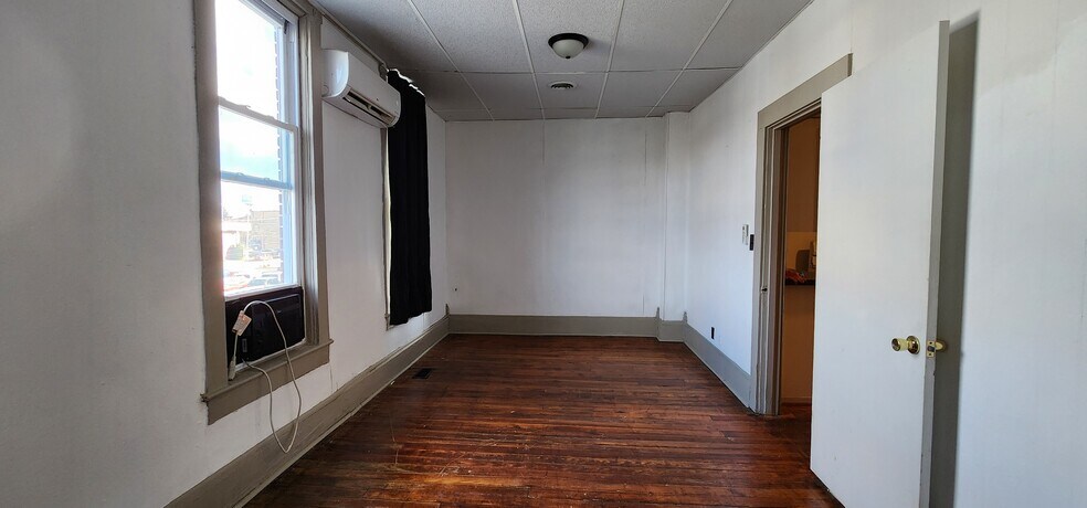 More Photos Of 104 E Main St, Washington Flex For Sale