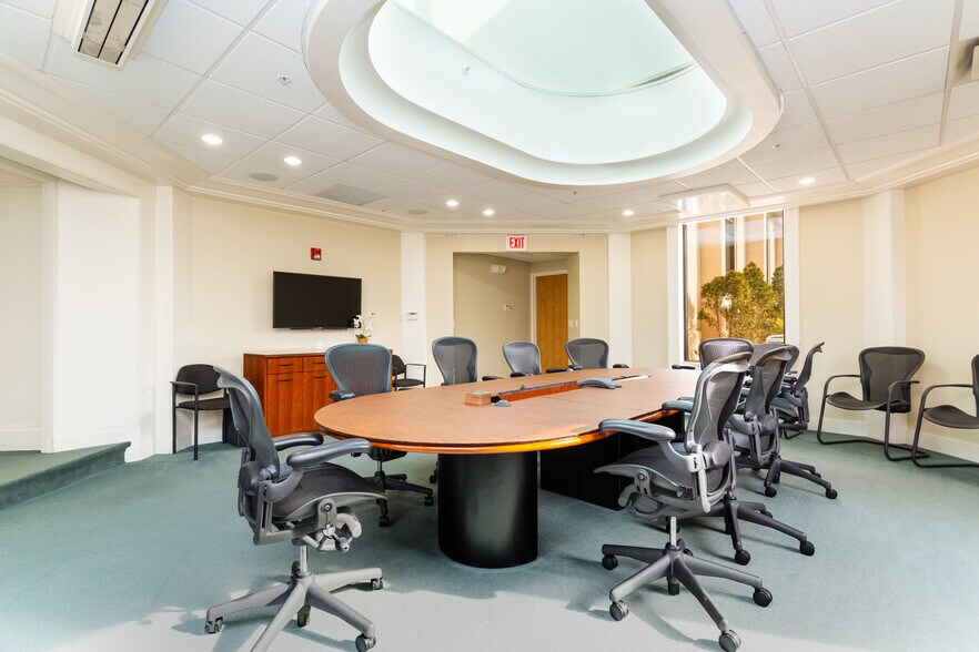 More Photos Of 153 S Main St, Newtown Medical For Lease