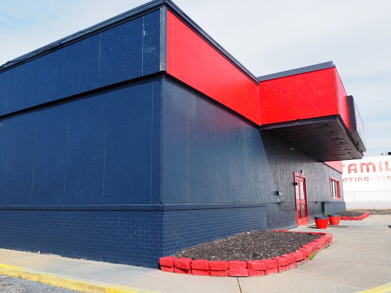 More Photos Of 2805 Target Dr, Saint Louis Restaurant For Sale