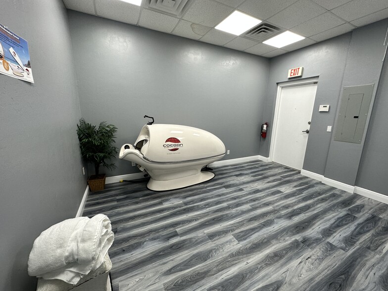 More Photos Of 8911 Daniels Pky, Fort Myers Storefront Retail Office For Lease