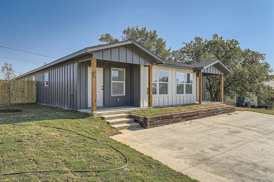 Primary Photo Of 109 Fisher St, Elgin Apartments For Sale