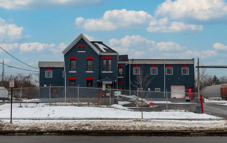 Primary Photo Of 395 Maple St, Rochester Office For Sale