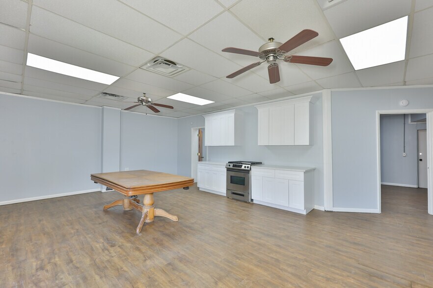More Photos Of 1801 28th St N, Saint Petersburg Showroom For Sale