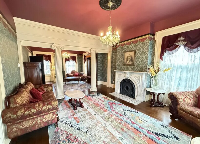 More Photos Of 1004 Park Ave, Galena Specialty For Sale