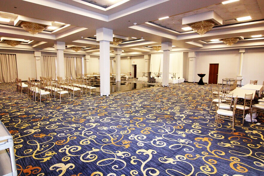 More Photos Of 1300 Irving Park Rd, Streamwood General Retail For Sale