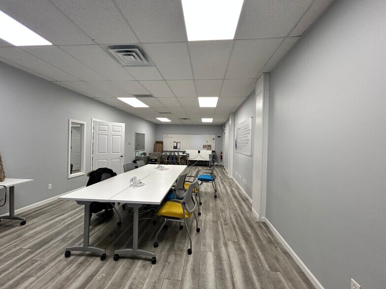 More Photos Of 150 Riverside Dr, Battle Creek Office For Sale