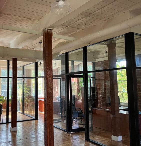 More Photos Of 296 Nonotuck St, Northampton Warehouse For Lease