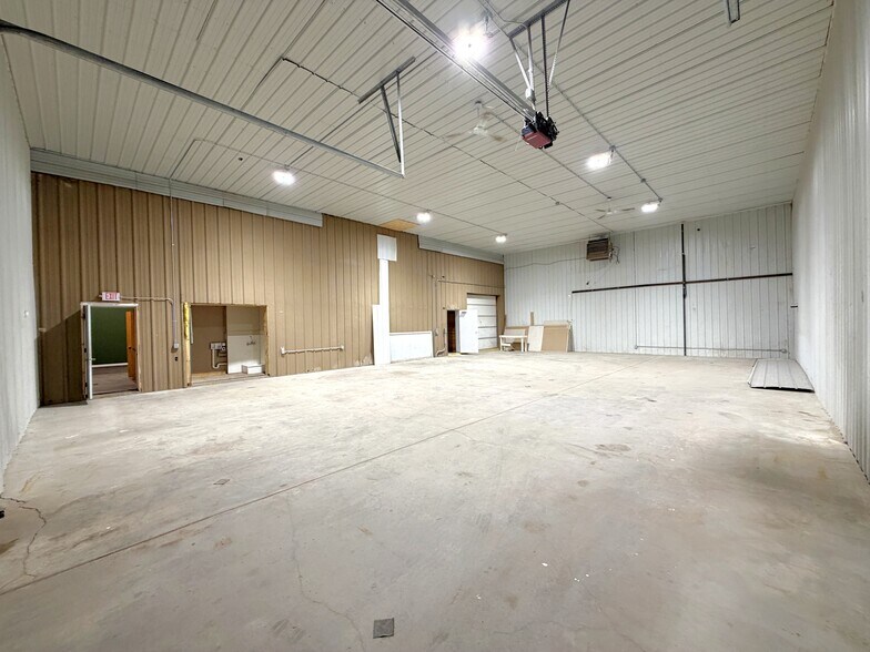 More Photos Of 309 Barclay Ave, Pine River Office For Sale