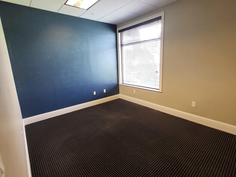 More Photos Of 1575 Pine Ridge Rd, Naples General Retail For Lease