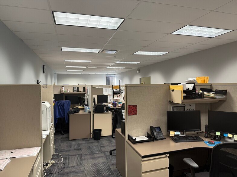 More Photos Of 425 Huehl Rd, Northbrook Light Distribution For Sale