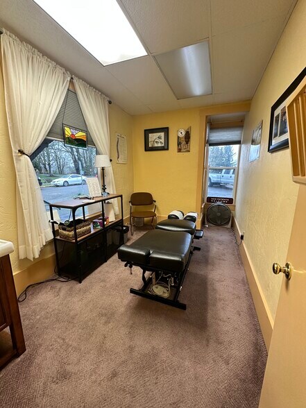 More Photos Of 830 Saginaw St S, Salem Medical For Sale