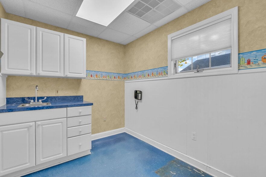 More Photos Of 613 Warren Ave, Spring Lake Office For Sale