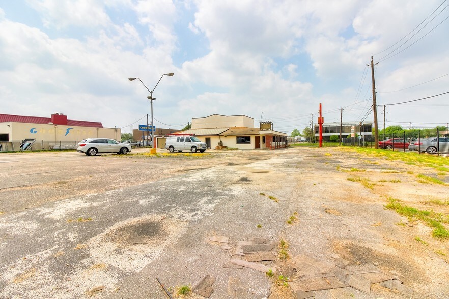 More Photos Of 2214 Mangum Rd, Houston Storefront Retail Office For Lease