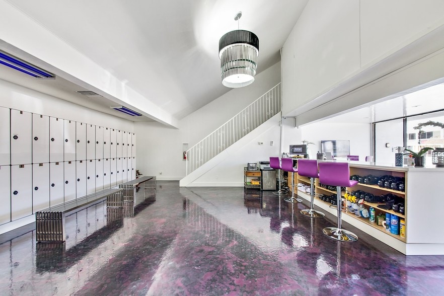 More Photos Of 22520-22522 Ventura Blvd, Woodland Hills Storefront Retail Office For Lease