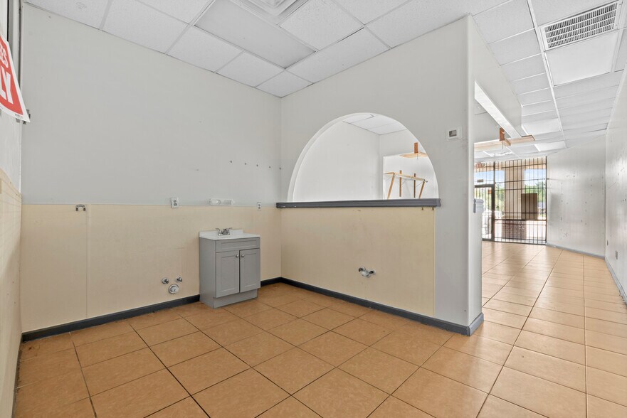 More Photos Of 301 Vista Rd, Pasadena Storefront For Lease