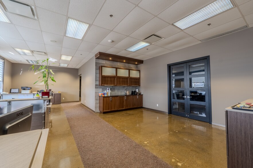 More Photos Of 8600 Pl Upton, Montréal Warehouse For Sale