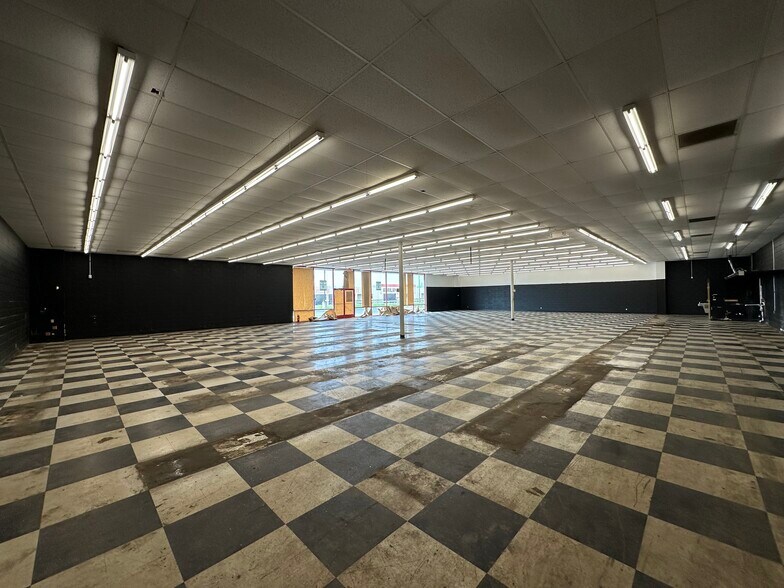 More Photos Of 976 W 4th St, Mansfield Freestanding For Lease