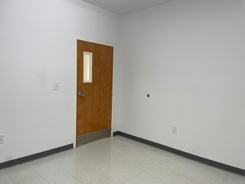 More Photos Of 2141 Eastview Pky, Conyers Office For Sale