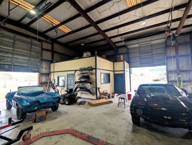 More Photos Of 5320 W Parkway St, Groves Industrial For Sale